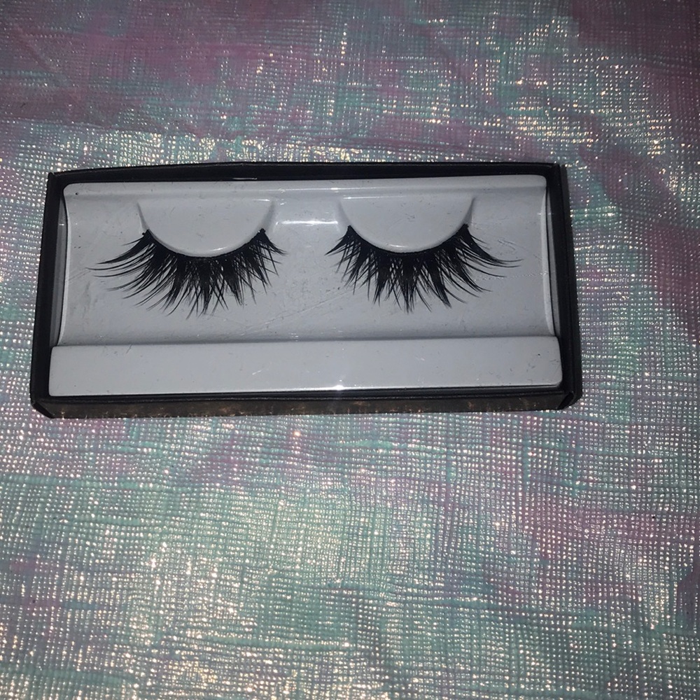 Huda Beauty Lashes in Scarlett #8